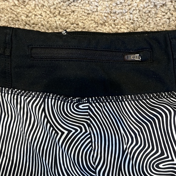 Nike running short. Black and white. Size medium - Picture 3 of 4